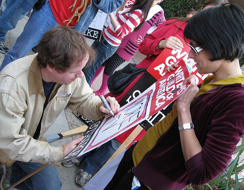 Joss Whedon signing a fan’s picket sign! (Feb. 6, 2008)